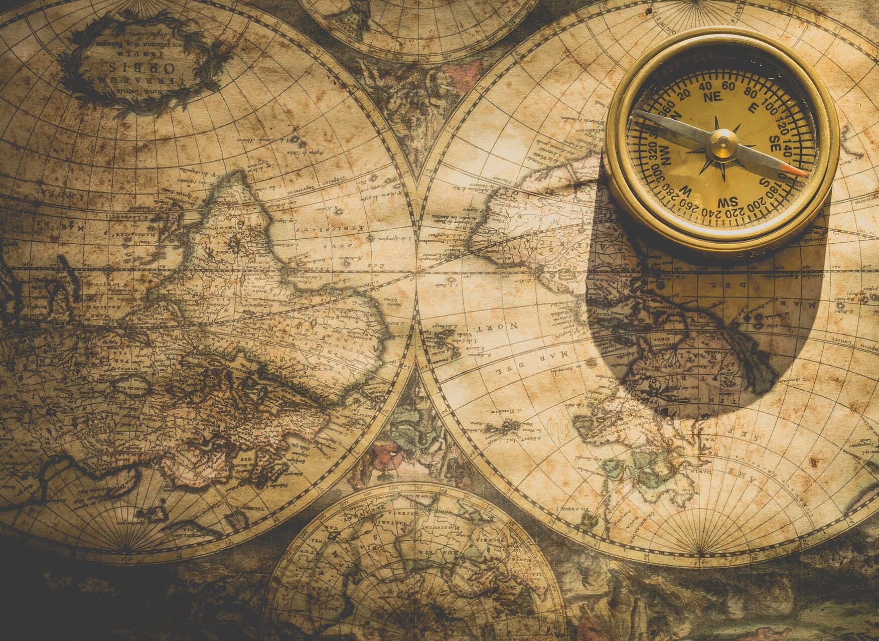 la Terre représentée en 2D, il y a une boussole sur la carte pour s'orienter