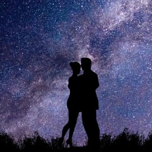 couple dehors sous un ciel étoilé