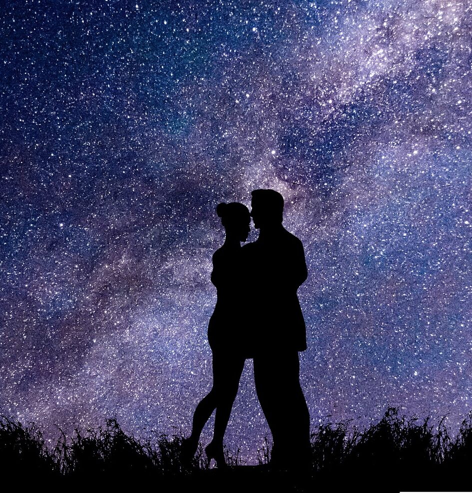 couple dehors sous un ciel étoilé